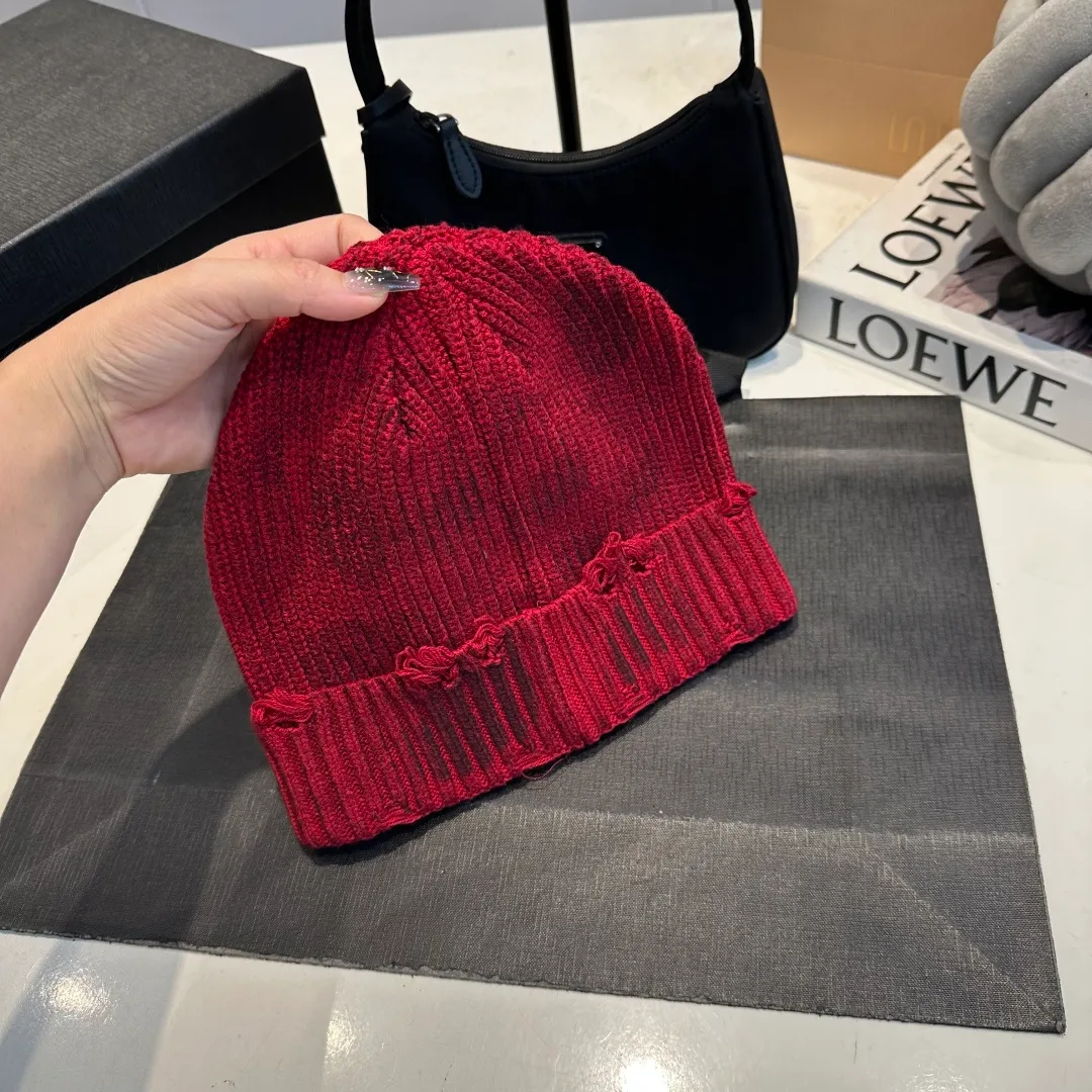 P60 Crow Heart Autumn and Winter Wool Knitted Beanie This must be the favorite of minimalism. It is clean, neat, fashionable and versatile, and will definitely not be picky about your face shape! A fashionable classic that lasts forever! Fashionable black and white can be purchased together